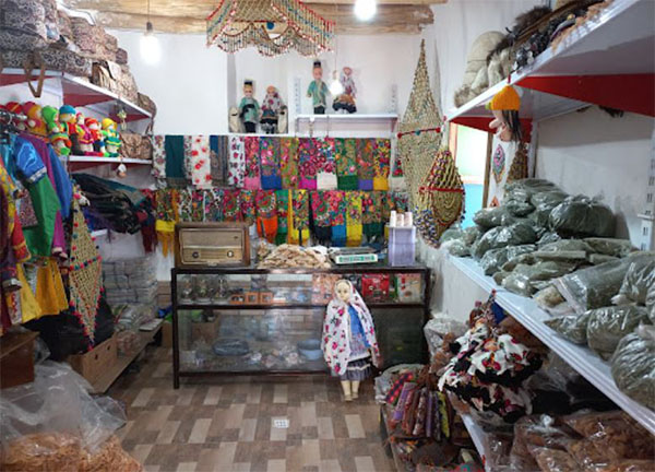 صنایع دستی و گیاهان دارویی از جمله سوغات های سفر به روستای ابیانه هستند.